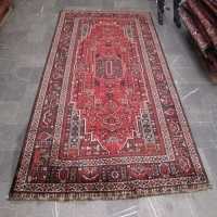 فرش دستبافت - فرش دستباف 6 متری شيراز طرح لچک و ترنج سایز قالي رنگ زمینه لاكي رنگ حاشیه سرمه اي کد ۳۸۴۹۳ - هنرظریف