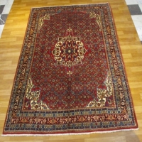 خرید آنلاین، فرش دستباف بيجار قدیم بافت طرح ترنجي ماهي سایز قالي رنگ زمینه لاكي کد ۳۹۹۸۹ | هنرظریف