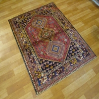 قالیچه دستبافت - فرش دستباف يلمه طرح ۳ ترنج سایز ذرع و نيم رنگ زمینه لاكي رنگ حاشیه آبي کد ۳۸۲۳۹ - هنرظریف