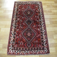 فرش دستبافت - خرید و قیمت فرش دستباف شيراز طرح ۳ ترنج سایز ذرع و نيم رنگ زمینه لاكي رنگ حاشیه كرم کد ۳۸۴۳۳ - هنرظریف