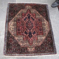 قالیچه دستبافت - فرش دستباف سنندج طرح لچک و ترنج سایز پشتي رنگ زمینه كرم رنگ حاشیه آبي کد ۳۸۲۳۴ - هنرظریف