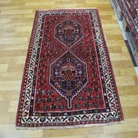 فرش دستبافت - خرید و قیمت فرش دستباف شيراز طرح ۲ ترنج سایز ذرع و نيم رنگ زمینه لاكي رنگ حاشیه كرم کد ۳۸۴۴۷ - هنرظریف