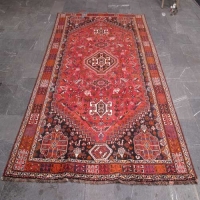 فرش دستبافت - خرید و قیمت فرش دستباف شيراز طرح لچک و ترنج سایز قالي رنگ زمینه لاكي رنگ حاشیه كرم کد ۳۸۴۲۴ - هنرظریف