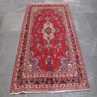 فرش دستبافت - خرید و قیمت فرش دستباف همدان شهرباف طرح لچک و ترنج سایز قاليچه رنگ زمینه لاكي کد ۳۸۱۴۱ - هنرظریف