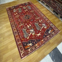 فرش دستبافت - خرید و قیمت فرش دستباف شيراز طرح تخت جمشید سایز قالي رنگ زمینه لاكي رنگ حاشیه كرم کد ۳۸۵۱۱ - هنرظریف