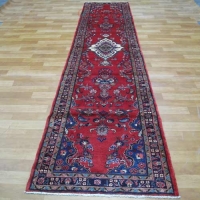 فرش دستبافت + مشخصات کامل فرش دستباف لاله جين همدان طرح لچک و ترنج سایز كناره رنگ زمینه لاكي کد ۳۸۸۸۶ - هنرظریف