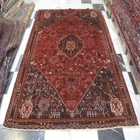 فرش دستبافت - خرید و قیمت فرش دستباف شيراز طرح لچک و ترنج سایز قالي رنگ زمینه لاكي رنگ حاشیه قهوه اي کد ۳۸۴۵۹ هنرظریف