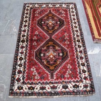 فرش دستبافت - خریدو قیمت فرش دستباف شيراز طرح ۲ ترنج سایز ذرع و نيم رنگ زمینه لاكي کد ۳۸۴۳۵ - هنرظریف