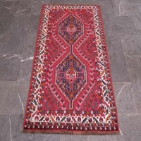 فرش دستبافت - خرید و قیمت فرش دستباف شيراز طرح ۲ ترنج سایز ذرع و نيم رنگ زمینه لاكي کد ۳۸۴۴۶ - هنرظریف