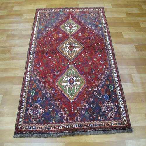 خرید و قیمت فرش دستباف شيراز طرح ۳ ترنج سایز ذرع و نيم رنگ زمینه لاكي رنگ حاشیه كرم کد ۳۸۵۳۷ - هنرظریف